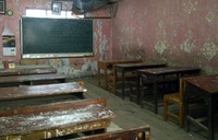 Sementara itu sebagian lantai di lantai dua keropos, bahkan hampir ambruk. Rina Atriana/detikcom.