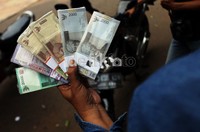 Uang yang ditukarkan berupa pecahan Rp 2.000, Rp 5.000, Rp 10.000 dan Rp 20.000.