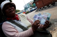Salah satu penjual uang adalah Inang-inang asal Tanah Karo yang mengaku sudah sejak lama menjajakan uang receh pecahan untuk kebutuhan Lebaran.