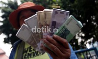 Mereka mengambil untung dari hasil penukaran uang receh pecahan itu berkisar antara 4 ribu hingga 10 ribu rupiah/bundel.