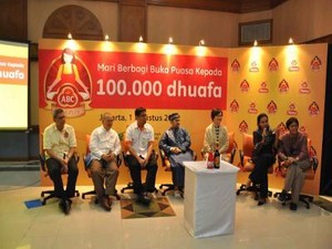 Heinz ABC Bagikan 100.000 Paket Berbuka Untuk Dhuafa