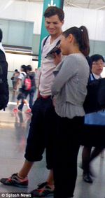 Menuju Bali, Ashton Kutcher & Mila Kunis Mesra di Bandara