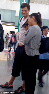 Ashton Kutcher dan Mila Kunis di bandara LAX, Los Angeles saat akan berlibur ke Bali. (dok. Splash News/Daily Mail).