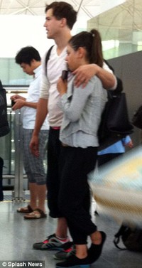 Ashton terlihat merangkul Mila dengan mesra. (dok. Splash News/Daily Mail).