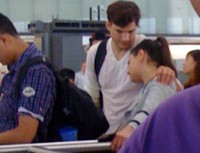 Mila dan Ashton tak segan-segan pamer kemesraan saat berada di Bandara LAX, Los Angeles, sebelum menuju ke Bali. (dok. Splash News/Daily Mail).