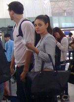 Menuju Bali, Ashton Kutcher & Mila Kunis Mesra di Bandara