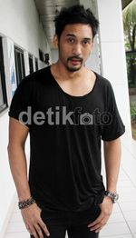 Gaya Santai Restu Sinaga