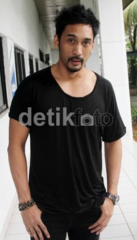 Pose Restu Sinaga dengan kaos hitamnya. (Gusmun/detikHot).
