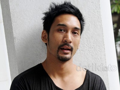 Gaya Santai Restu Sinaga