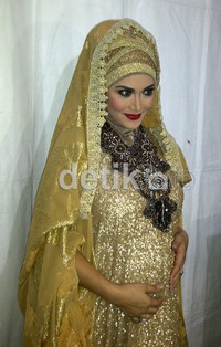 Hamil 4 bulan, KD terlihat cantik dengan busana muslimnya saat ditemui di Monas, Jakarta Pusat, Rabu (1/8/2012) malam. Mahar/detikHOT.