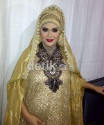 Busana Muslim Bernuansa Emas Krisdayanti