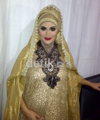 Saya merasa bahagia karena teman-teman desainer banyak mencermati tubuh saya. Badan saya kayak balon, saya salut sama desainer yang bisa support saya dalam kondisi apapun, tuturnya seraya tersenyum. Mahar/detikHOT.