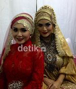 Busana Muslim Bernuansa Emas Krisdayanti