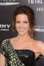 Kate Beckinsale Dililit Ular