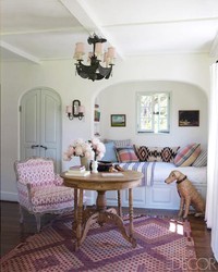Kamar ini biasanya digunakan oleh anak perempuan Reese. Seperti ruangan lainnya, kamar ini sangat bernuansa vintage. (dok. ELLE Decor)