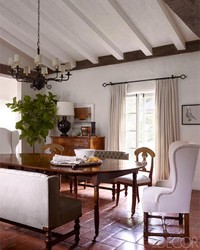 Ruang makan yang sangat mewah dilengkapi bangku panjang berlapis kulit . (dok. ELLE Decor)