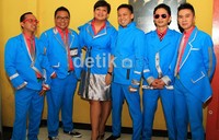 Dibalut setelan yang bernuansa biru langit-silver dan kemeja shocking pink, Project Pop tampil nyentrik. Herianto Batubara/detikHOT.