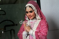 Syahrini bergaya Bombay Style saat ditemui usai acara DahSyat, Kebon Jeruk, Jakarta Barat, Kamis (2/8/2012). Gus Mun/detikHOT.