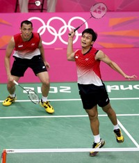 Ahsan melompat untuk melakukan smash. Reuters/Bazuki Muhammad.