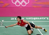 Ahsan berusaha menjangkau shuttlecock. Pada pertandingan di Wembley Arena, London, Kamis (2/8/2012) sore WIB, Ahsan/Bona tak mampu membendung wakil Korea Selatan, Chung Jae Sung/Lee Yong Dae. Reuters/Bazuki Muhammad.