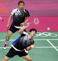 Pada pertandingan ini, Chung Jae Sung/Lee Yong Dae menang dua set langsung 12-21, 16-21. Reuters/Bazuki Muhammad.