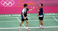 Chung Jae Sung/Lee Yong Dae merayakan kemenangan. Reuters/Bazuki Muhammad.