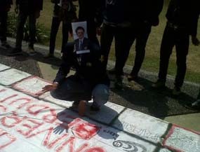 Mahasiswa Unibraw Main Monopoli Pertanda Protes SPP Naik