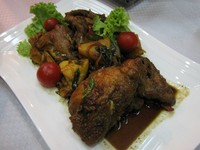 Yang ini adalah menu ayam kecap seribu bulan yang baru saja diracik. Dibuat dari bahan 1 ekor ayam, bawang putih yang dicacah halus, bawang bombay, saus tiram dan kecap manis ABC, serta paprika, nanas dan daun bawang. (Flora Febrianindya/Detikfood)