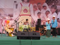 Sambil menunggu berbuka puasa, ada berbagai hiburan yang ditampilkan di panggung utama. Salah satunya adalah penggebuk drum Gilang Ramadhan tampil bersama ketiga putrinya yang berkolaborasi dengan penyanyi marawis cilik. (Flora Febrianindya/Detikfood)