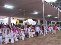 Ribuan masyarakat turut hadir dalam rangka ABC Dapur Peduli 2012. Selain bisa menikmati takjil dan paket makanan berbuka, mereka juga mendapatkan bingkisan menarik dari Heinz ABC. (Flora Febrianindya/Detikfood)