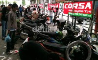 Puluhan pengendara menukarkan ban motor lama dengan ban baru Corsa. Ban motor yang diproduksi oleh PT Multistrada Arah Sarana ini melakukan hal itu untuk menunjukkan kepedulian mereka terhadap para pemidik khususnya yang mudik menggunakan sepeda motor. (dok. Corsa).