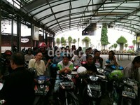 Para pengendara mengantre untuk mengganti ban motor mereka dengan ban baru Corsa. (dok. Corsa).