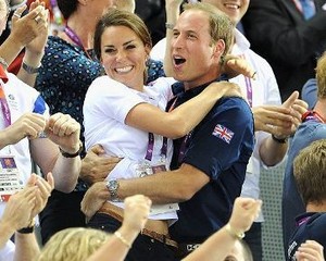 Kejadian Langka, Pangeran William & Kate Middleton Mesra di Publik