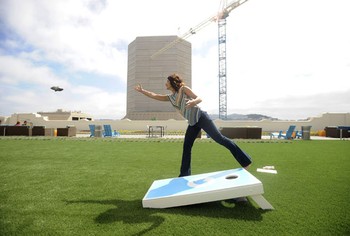 Account manager in Twitters Elizabeth Narde bersantai dengan piring terbangnya.