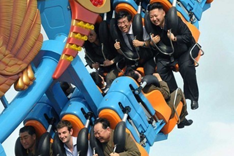 Naik Roller-Coaster, Pemimpin Korut Tersenyum Lebar Bersama Diplomat Asing