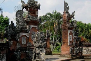 Islam dan Hindu Membaur Bersama di Pura Ini