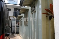 Disebut-sebut KPK tidak bisa mengakses karena penjagaan ini. Sementara itu Wakil Ketua KPK Bambang Widjojanto membenarkan, ada petugas polisi yang menjaga dokumen-dokumen yang ada di KPK, namun dia menyangkal pihaknya tak bisa mengaksesnya. (Ramses/detikcom).
