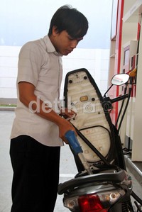 Seorang pengendara sepeda motor mengisi BBM sendiri di SPBU Self Service, Jalan Hasyim Ashari, Jakarta Pusat, Jumat (3/8/2012).