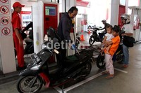 Pengendara sepeda motor mengisi BBM sendiri di SPBU Jalan Hasyim Ashari, Jakarta Pusat. Terhitung sejak 20 Juli, SPBU ini menerapkan pengisian bahan bakar self service untuk para pengendara sepeda motor.