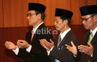 Mengenakan jas hitam, Jasin (kiri) tampak tenang mengikuti proses pelantikan. Jasin adalah pimpinan KPK yang kedua yang menjadi Irjen. Sebelumnya Haryono Umar juga menduduki jabatan Irjen Kemendikbud.