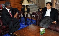 JK melakukan pembicaraan dengan Wakil Sekjen Organisasi Konferensi Islam (OKI), DR Atta Abdul Manan (kanan) sebelum melakukan pertemuan bersama NGO dari Asia dan Timur Tengah seputar krisis kemanusiaan Rohingya. (Dok. JK)