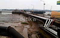 Kapal LCT (Landing Craft Tank) Gemilang Perkasa meledak sekitar pukul 15.00 WITA. (Robert/detikNews).