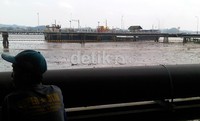 Meledaknya kapal tersebut mengundang perhatian warga. (Robert/detikNews).