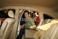 Wamenag Nasaruddin Umar memasuki mobil yang akan membawanya meninggalkan gedung KPK. Dalam keterangannya, Nasaruddin mengaku hari ini diperiksa sebagai kuasa pengguna anggaran, karena pada saat proyek itu dilakukan dia menjabat sebagai Dirjen Bimas Islam. (Ramses/detikcom).