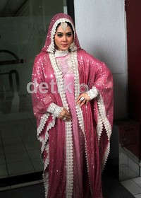 Syahrini -- Busana muslim ala Syahrini yang dinamainya dengan Bombay Style. Gus Mun/detikHOT.