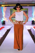 Gaya 70-an Dewi Sandra