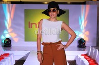 Dewi Sandra berpose saat ditemui di Plaza Indonesia, Jakarta Pusat, Kamis (2/8/2012). Herianto Batubara/detikHOT.