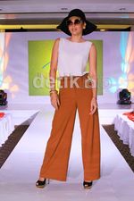 Gaya 70-an Dewi Sandra