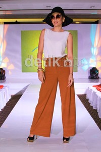 Mantan istri Glenn Fredly itu terlihat oke dengan gaya 70-annya. Herianto Batubara/detikHOT.