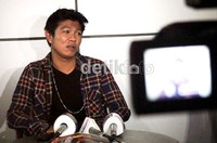 Dibalut kaos hitam dan kemeja kotak-kotak, Andhika eks Kangen band bergaya casual. Komario Bahar/detikHOT.